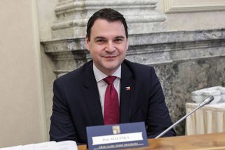 Místo skutečné práce vymýšlí tyhle slabomyslné kra...